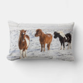 典型的な冬のコートを着たアイスランドの馬 ランバークッション (正面)