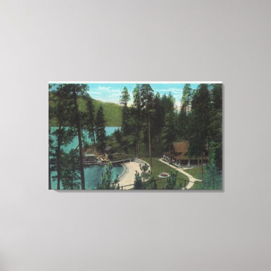 典型的な夏の家の空中眺め キャンバスプリント (正面)