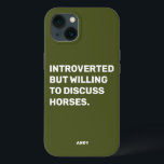 内向おもしろいきだが馬Caについて話し合う喜び iPhone 13ケース<br><div class="desc">暗いおもしろい緑の内向きだが、乗馬用の馬の電話ケースを議論する喜んだ。この馬おもしろいの電話ケースも素晴らし任意の馬好きに贈る。デザインツールを使用して好きな文字の色を変更もしし、メニューから電話モデルのケースを選択する。</div>