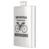内向きだが、バイケパッキングについて話し合うために詰め込まれた フラスク (左)