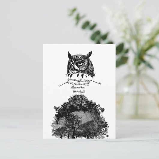 内向きエンパスフクロウ知恵図解入りの、写真付きのインク引用文 ポストカード (スタンド正面)