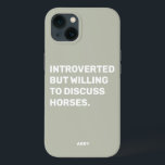 内向的おもしろいだが馬について話し合う意志がある iPhone 13ケース<br><div class="desc">セージおもしろいグリーン内向きだが、乗馬用の馬の電話ケースを議論する喜んだ。このおもしろい馬のシャツは素晴らし馬好きにも贈り物をする。デザインツールを使用して好きな文字の色を変更もしし、メニューから電話モデルのケースを選択する。</div>