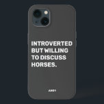 内向的おもしろいだが馬について話し合う意志がある iPhone 13ケース<br><div class="desc">暗おもしろい色の内向きだが、乗馬用の馬の電話ケースを議論する喜んだ。このおもしろい馬のシャツは素晴らし馬好きにも贈り物をする。デザインツールを使用して好きな文字の色を変更もしし、メニューから電話モデルのケースを選択する。</div>