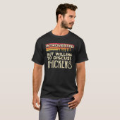 内向的だが、鶏について話し合う意思があるおもしろい Tシャツ (正面フル)