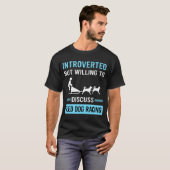 内向的なそり犬レーシング・ドッグスレッド Tシャツ (正面フル)
