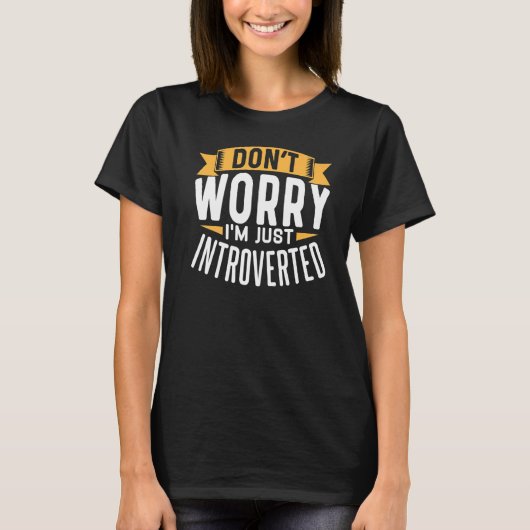 内向的な内向的な内向的な私は心配しないで Tシャツ (正面)