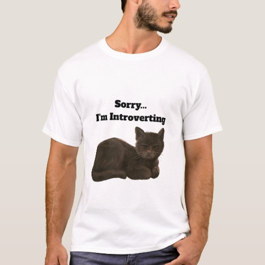 内向的な猫のTシャツ 面白いデザイン Tシャツ (正面)