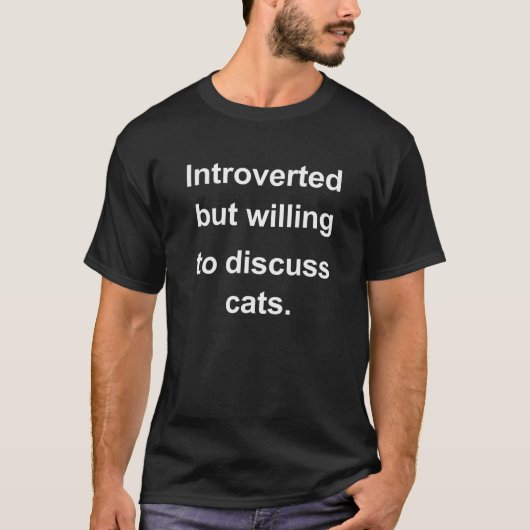 内向的な猫は内向的だが議論に進む Tシャツ (正面)