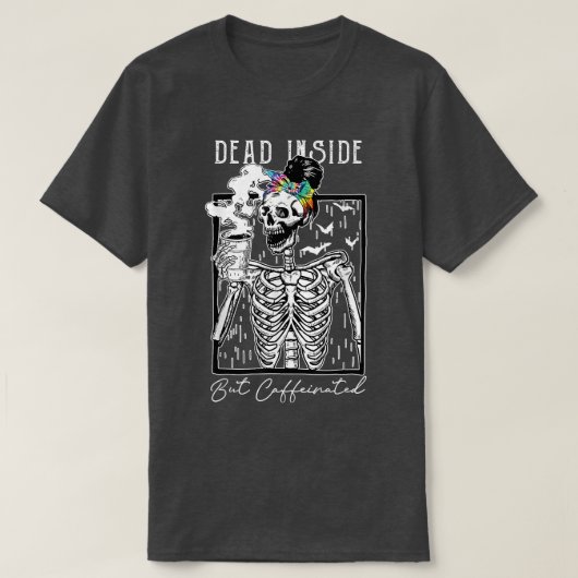 内部は死んでいるがカフェイン入りのスケルトン飲みコフ Tシャツ (デザイン正面)