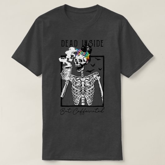 内部は死んでいるがカフェイン入りのスケルトン飲みコフ Tシャツ (デザイン正面)