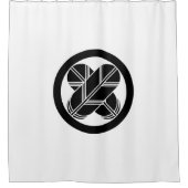 円で鷹の羽を交差させる シャワーカーテン (正面)