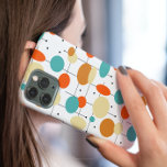 円とカラフル線の中世紀型パターン Case-Mate iPhone 14ケース<br><div class="desc">この可愛ポップ・アートのらしいレトロな携帯電話ケースで携帯電話に色を追加。ターコイズブルー、オレンジの2つの色合い、クリームの色の円、楕円、ドット、線を特徴とする。これは手素晴らしに見える！</div>