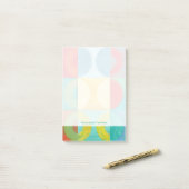 円とポップ・アートの正方形を使用した明るいアート ポストイット (デスク上)