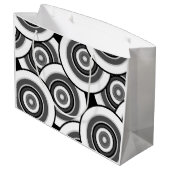 円とリングの幾何学的な白黒パターン ラージペーパーバッグ (裏面アングル)