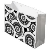 円とリングの幾何学的な白黒パターン ラージペーパーバッグ (正面アングル)