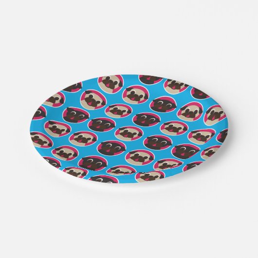 円のパーティーのプレートの黒および子鹿のパグの頭部 ペーパープレート (アングル)