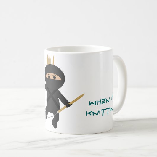 円の編み物針のマグを持つ忍者 コーヒーマグカップ (正面右)