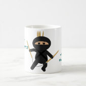 円の編み物針のマグを持つ忍者 コーヒーマグカップ (中央)