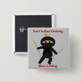 円の編み物針を持つ忍者 缶バッジ (正面&裏面)