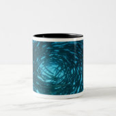 円のBlackfinのカマスの水泳 ツートーンマグカップ (中央)
