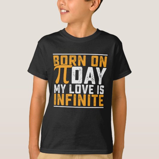 円周率の日生まれ 私の愛は無限大 数学ジョーク Tシャツ (正面)