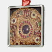 円形のブローチ メタルオーナメント (左)