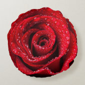 円形の枕の上の赤いバラの花の終わり ラウンドクッション (裏面)