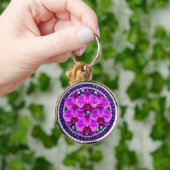 円形の紫の蘭の花束 キーホルダー (手)