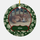 円形深緑色の雪片のパーソナライズな写真 セラミックオーナメント (裏面)