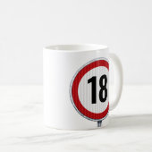 円形道路標識を持つ18th誕生日パターン コーヒーマグカップ (正面右)