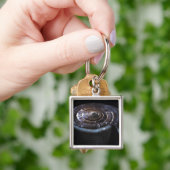 円錐形の貝 キーホルダー (手)