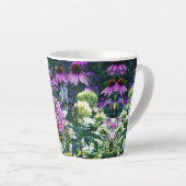 円錐花のピンクのガーデンフロックスの風景 カフェラテマグ (右アングル)