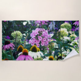 円錐花のピンクのガーデンフロックスの風景 ビーチタオル