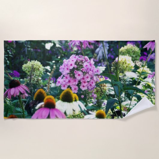 円錐花のピンクのガーデンフロックスの風景 ビーチタオル (正面)