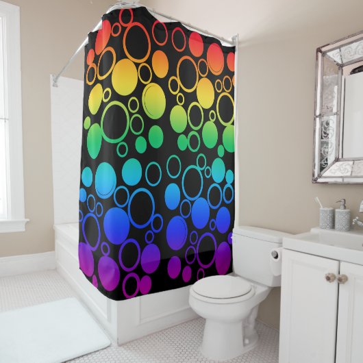 円、バブル、虹の色、黒の背景 シャワーカーテン (インサイチュ)