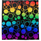 円、バブル、虹の色、黒の背景 シャワーカーテン (正面)