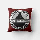 円-行ったSquatchin -これらの森のSquatch クッション (裏面)