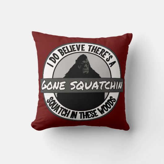 円-行ったSquatchin -これらの森のSquatch クッション (正面)