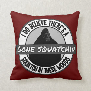 円-行ったSquatchin -これらの森のSquatch クッション