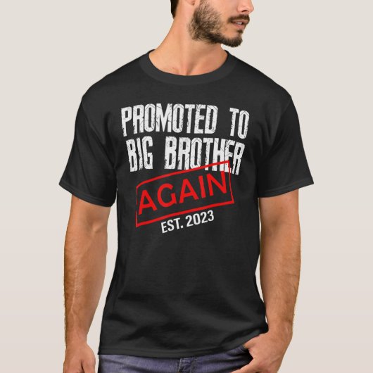 再びビッグブラザーに昇格Est 2023 Big Bro 202 Tシャツ (正面)