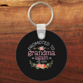 再び祖母に昇格Est 2024ベビー キーホルダー (正面)
