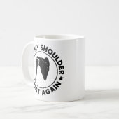 再び肩素晴らしをおもしろい痛める コーヒーマグカップ (正面左)