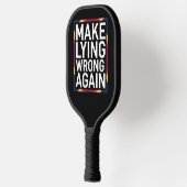 再び間違ったギフトを作るアンチトランプ ピックルボールラケット (左)