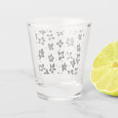 再構築された花柄 – 無彩色ゴシック ショットグラス (裏面)