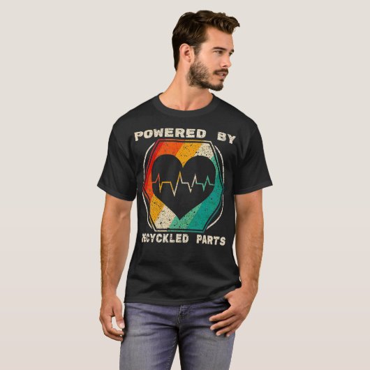 再生部品を使用したハート移植生存 Tシャツ (正面フル)