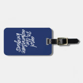 冒険が始まる – 色を編集できる ラゲッジタグ (正面横)