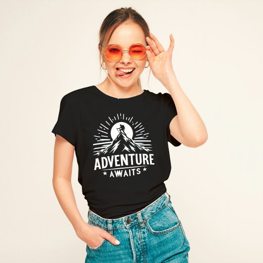 「冒険が待ち受けている」 Tシャツ