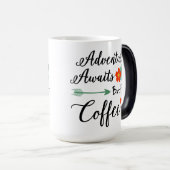 冒険が待っているが、最初のコーヒー動機マグカップ ツートーンマグカップ (正面右)