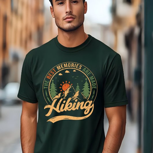 冒険が待っているハイキングTシャツ Tシャツ