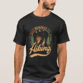 冒険が待っているハイキングTシャツ Tシャツ (正面)